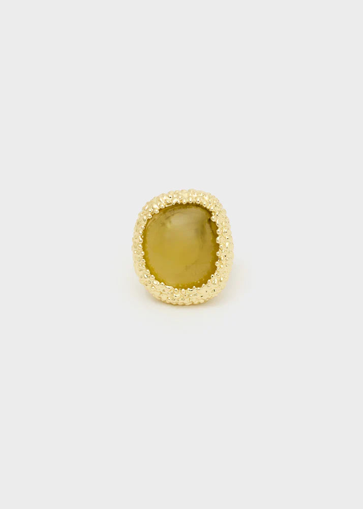 Anello statement in resina verde con base dorata anticata — gioiello Nalì — Margé Pomezia