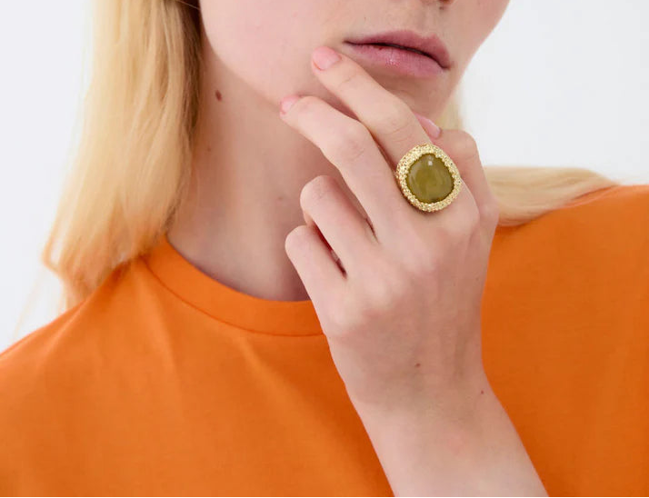 Anello statement in resina verde con base dorata anticata — gioiello Nalì — Margé Pomezia