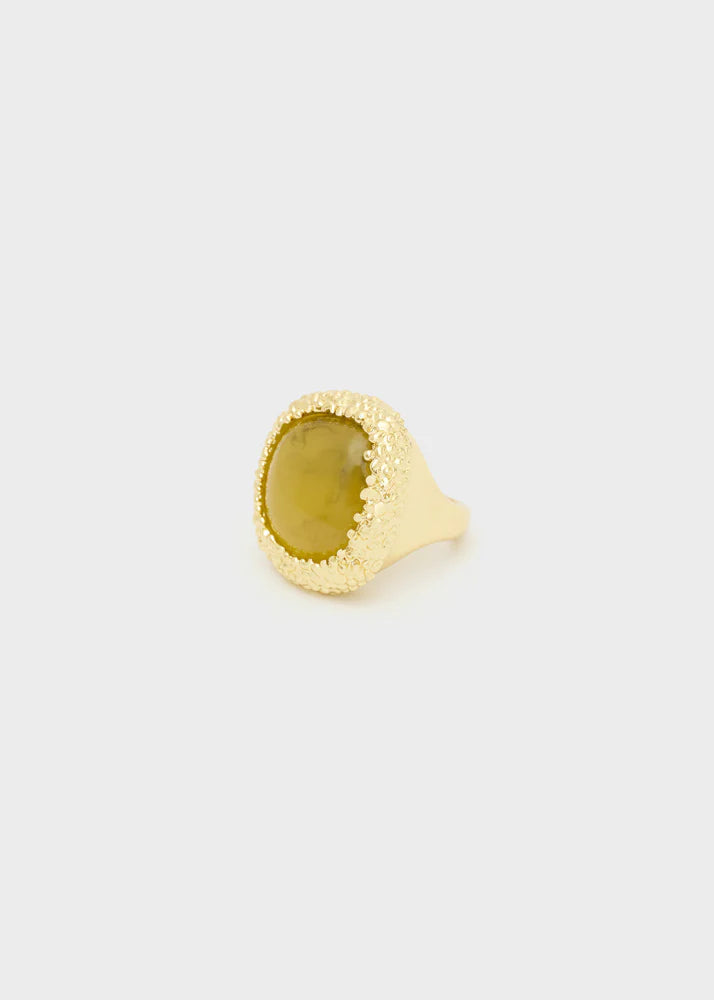 Anello statement in resina verde con base dorata anticata — gioiello Nalì — Margé Pomezia