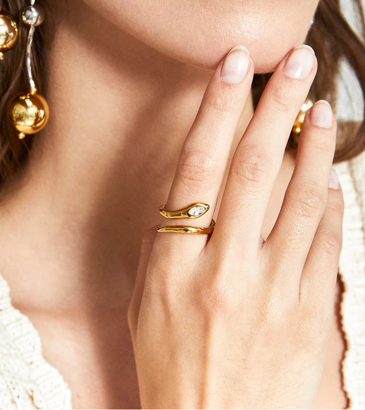 Anello a forma di serpente martellato dorato — gioiello Nalì — Margé Pomezia