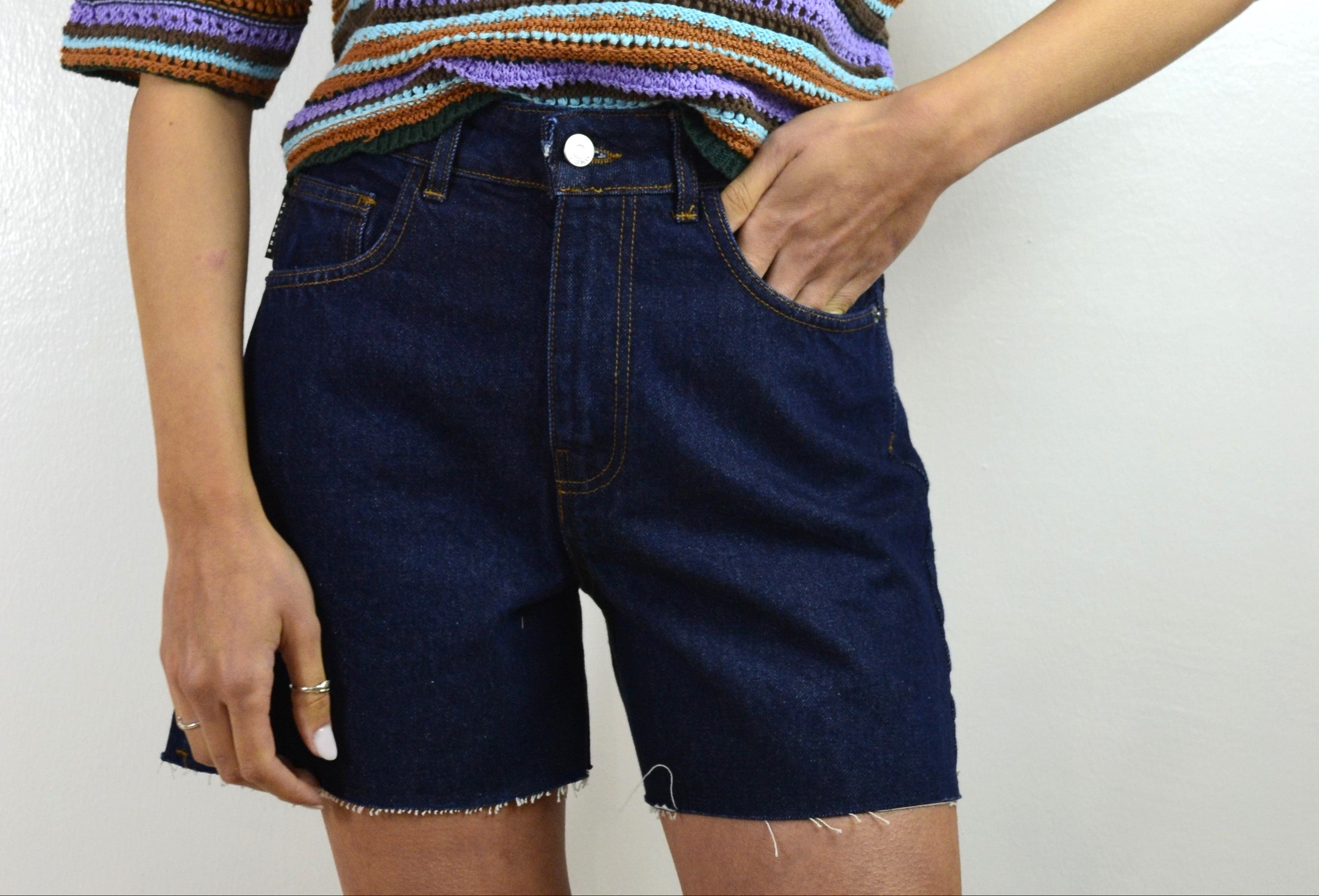 Bermuda Have One Violet denim scuro vita alta, vista frontale, 
Margé Pomezia