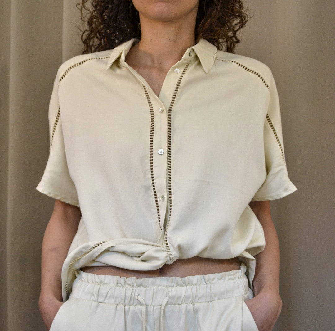 Camicia crema con punto calado ricamato, colletto classico e maniche corte — Margé Pomezia