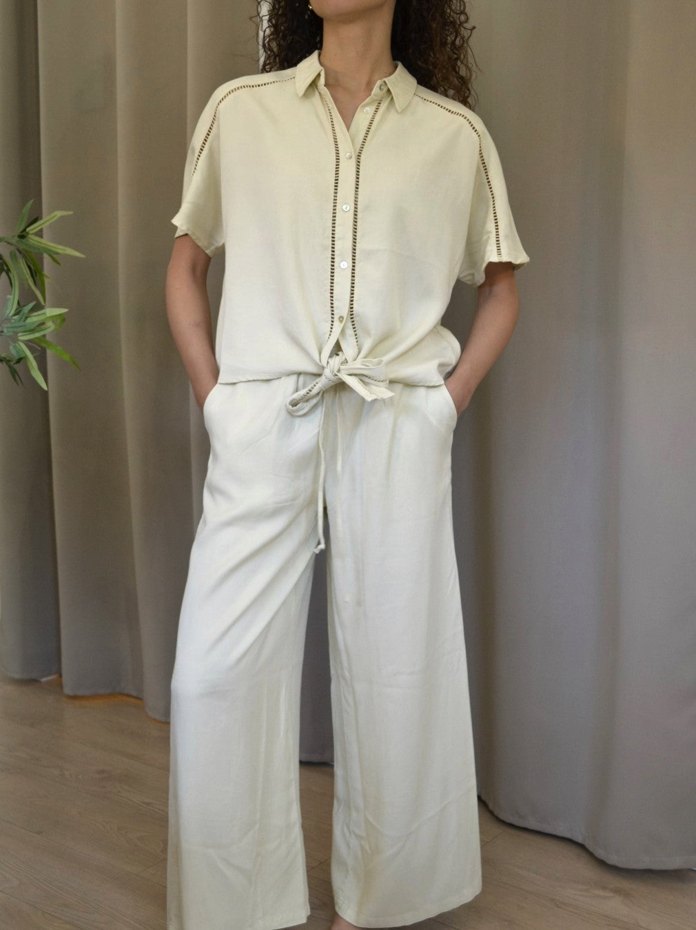 Camicia crema con punto calado ricamato, colletto classico e maniche corte — Margé Pomezia