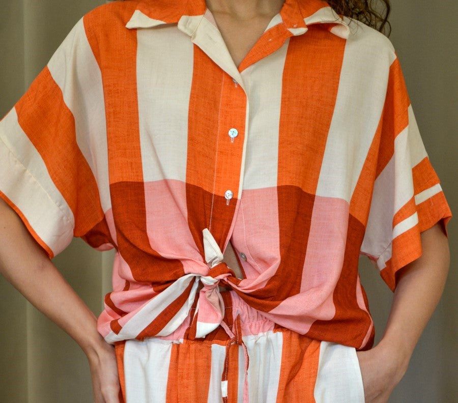 Camicia Have One Miami righe arancio rosa annodata, vista
frontale, Margé Pomezia
