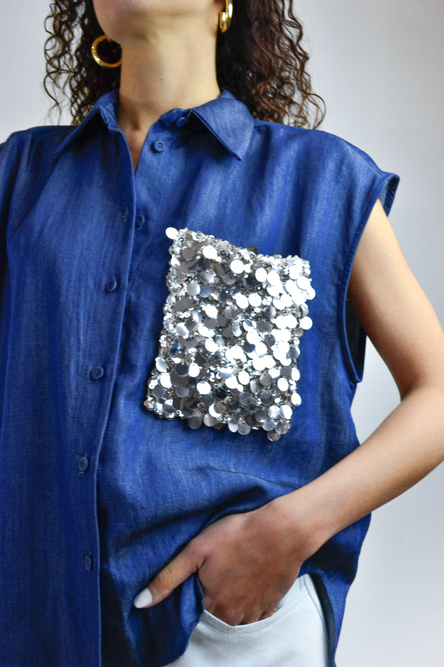 Camicia Tensione In chambray blu taschino paillettes argento, 
vista frontale, Margé Pomezia