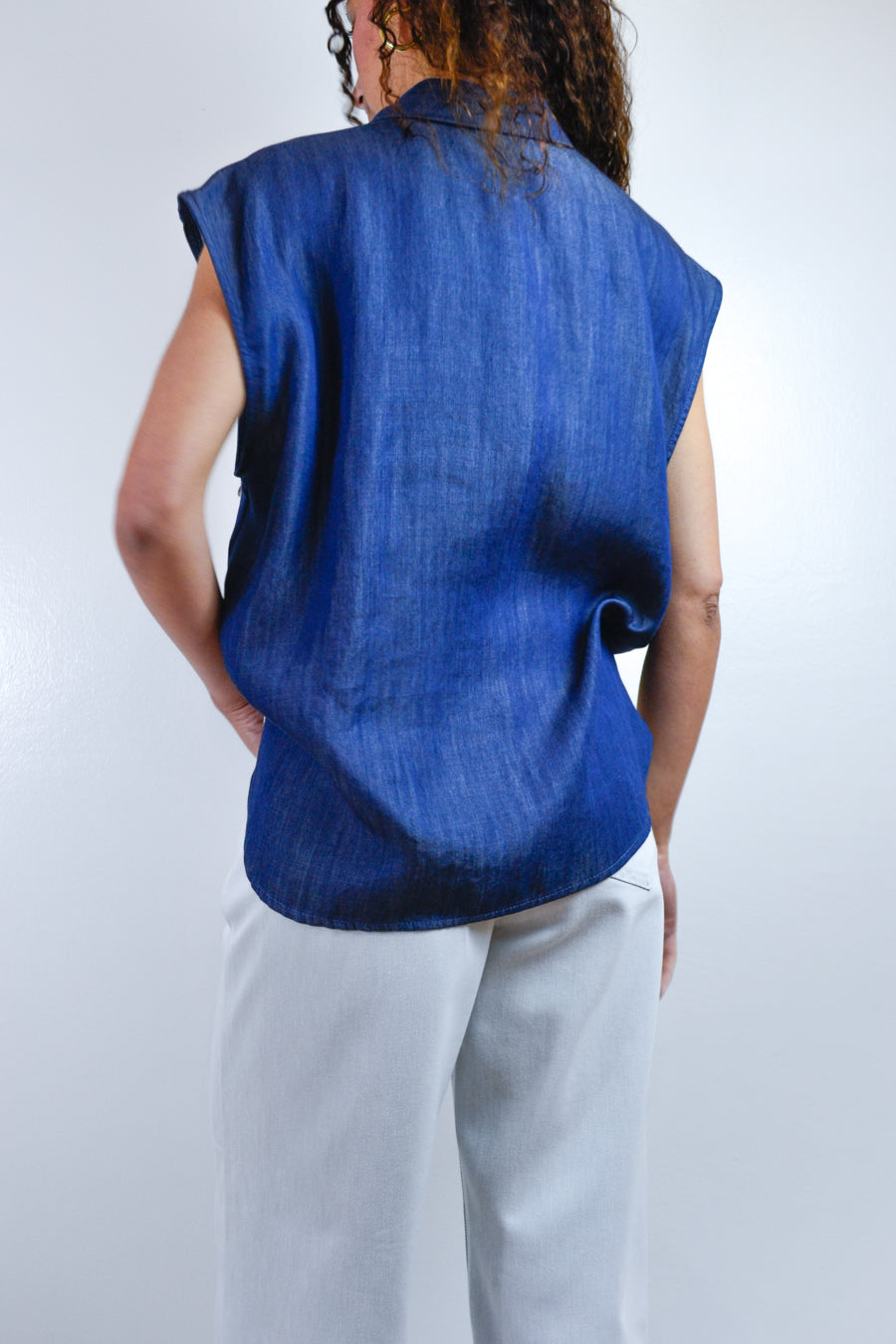 Camicia Tensione In chambray blu taschino paillettes argento, 
vista posteriore, Margé Pomezia