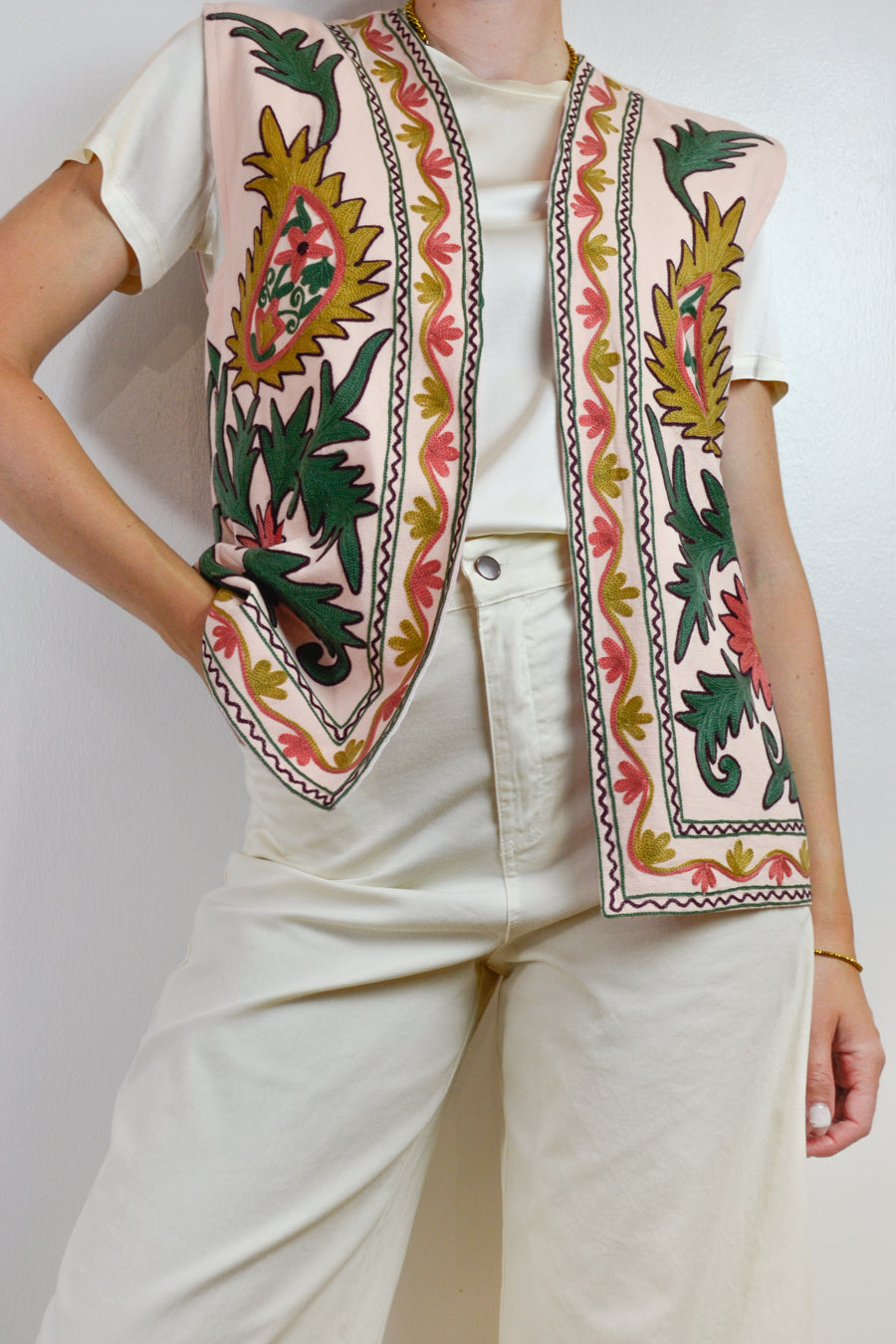 Gilet Dixie rosa ricamato a mano motivi floreali naif, vista 
posteriore, Margé Pomezia