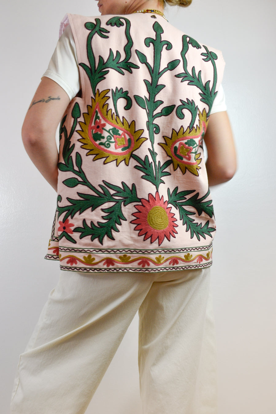 Gilet Dixie rosa ricamato a mano motivi floreali naif, vista 
posteriore, Margé Pomezia