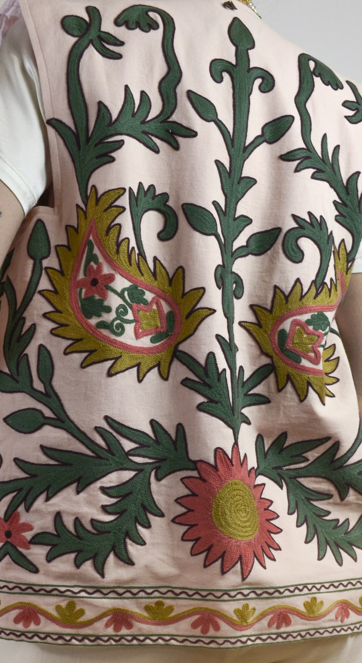 Gilet Dixie rosa ricamato a mano motivi floreali naif, vista 
posteriore, Margé Pomezia