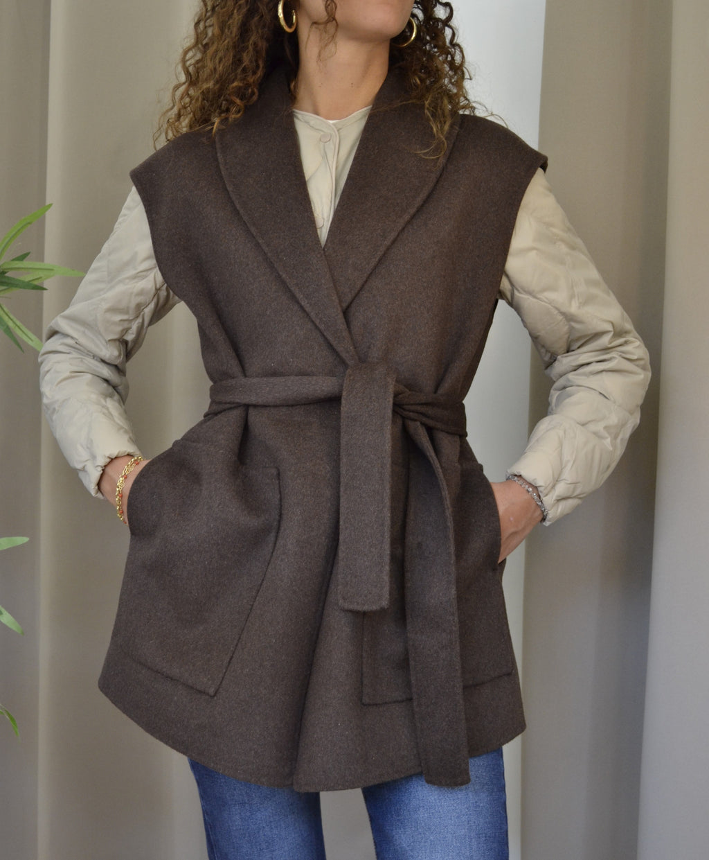 Gilet lungo Goa Goa marrone con cintura in tessuto