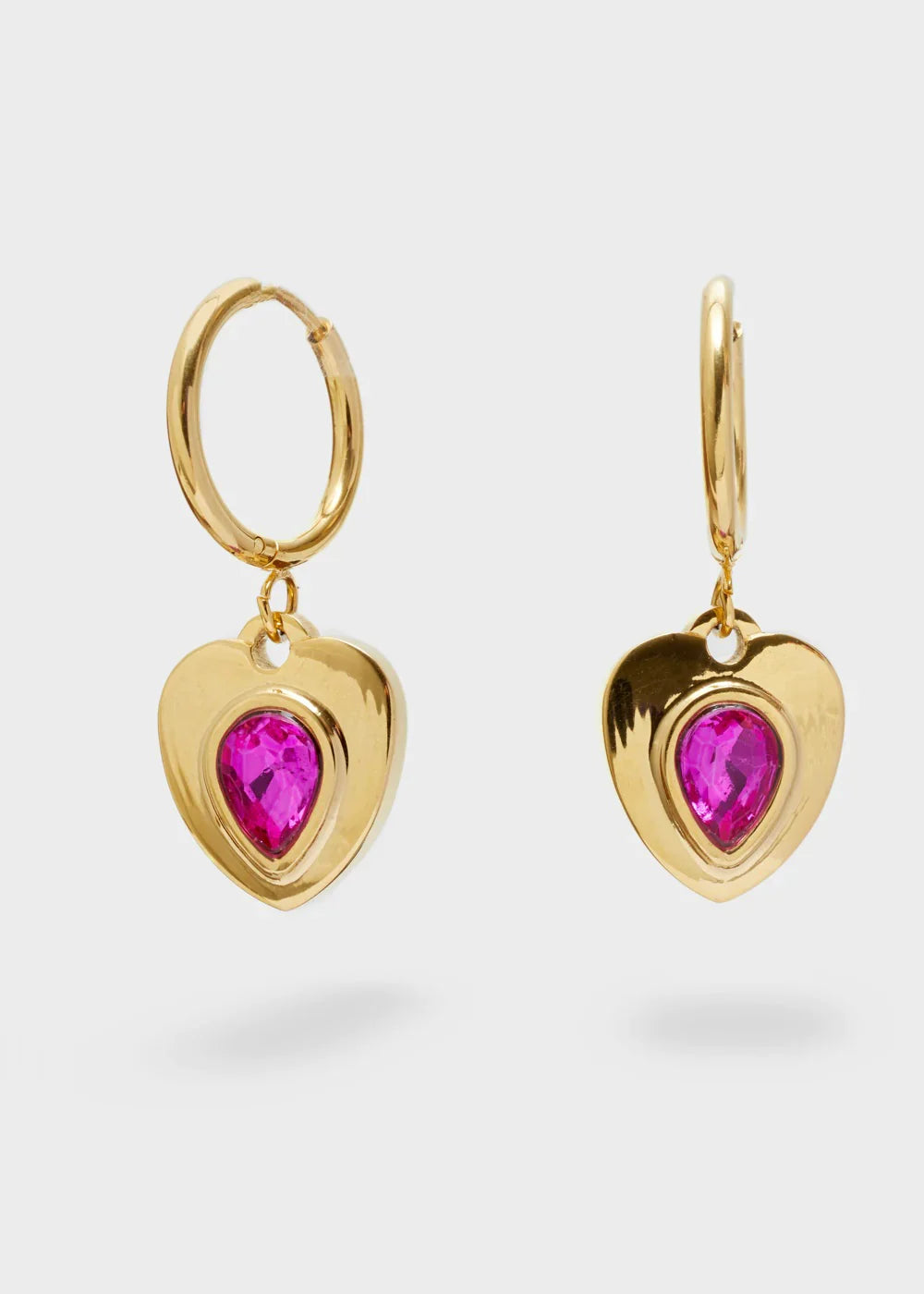 Orecchini a cerchio a forma di cuore placcato oro con dettaglio fucsia — gioiello Nalì — Margé Pomezia