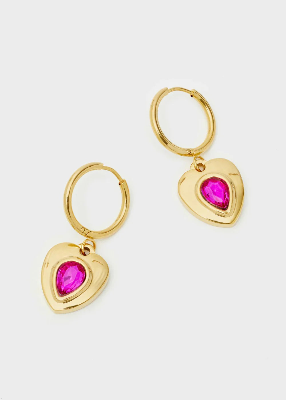 Orecchini a cerchio a forma di cuore placcato oro con dettaglio fucsia — gioiello Nalì — Margé Pomezia