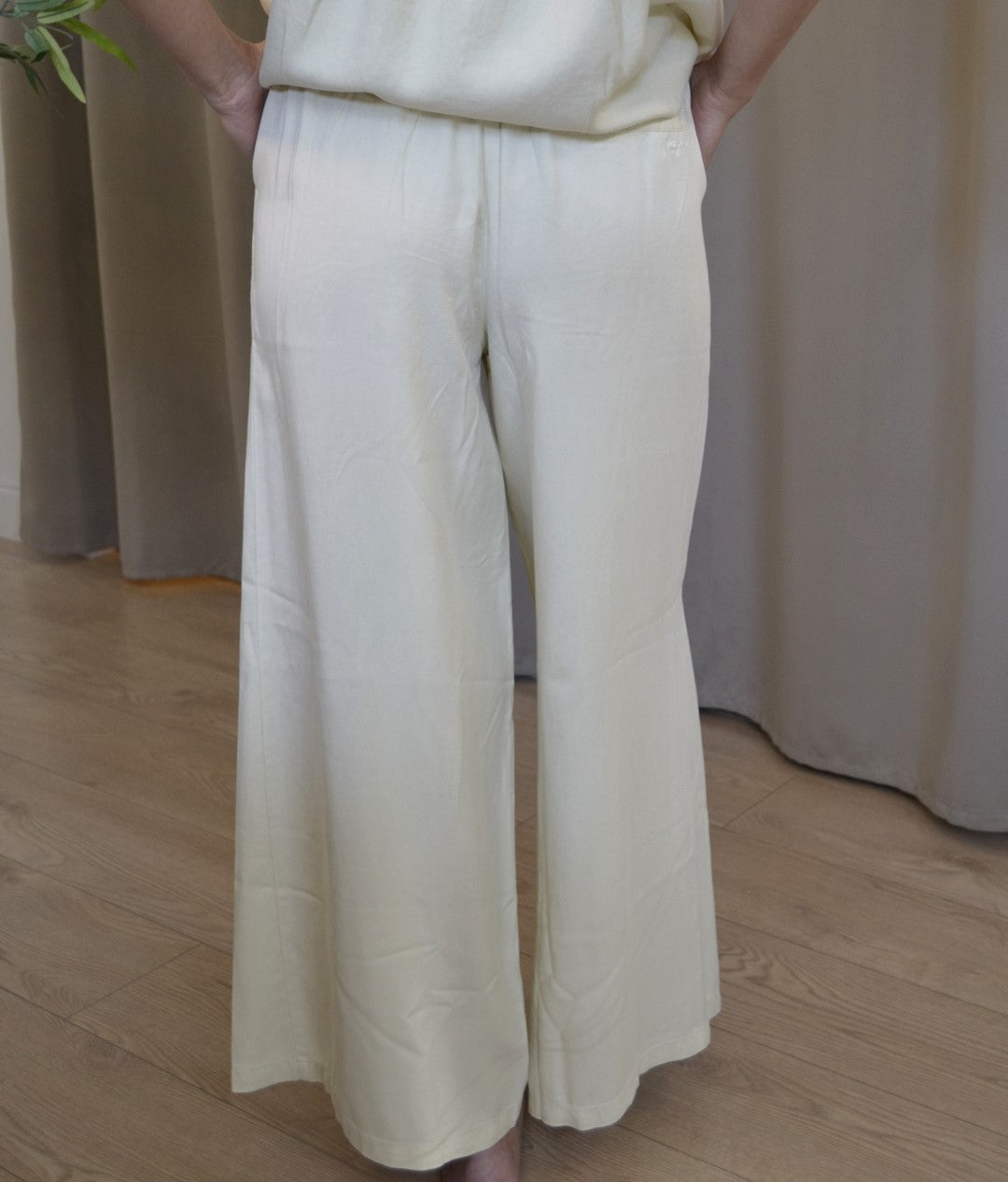 Pantalone ampio a gamba larga color crema, coordinato camicia Noor — Margé Pomezia