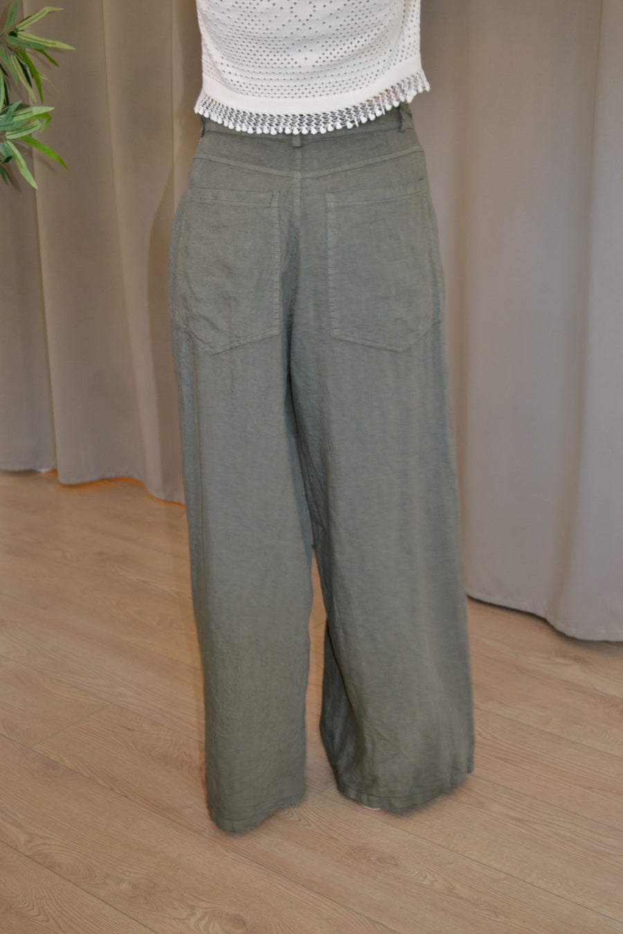 Pantalone Tensione In Louvre barrel fit lino verde oliva,
vista posteriore, Margé Pomezia