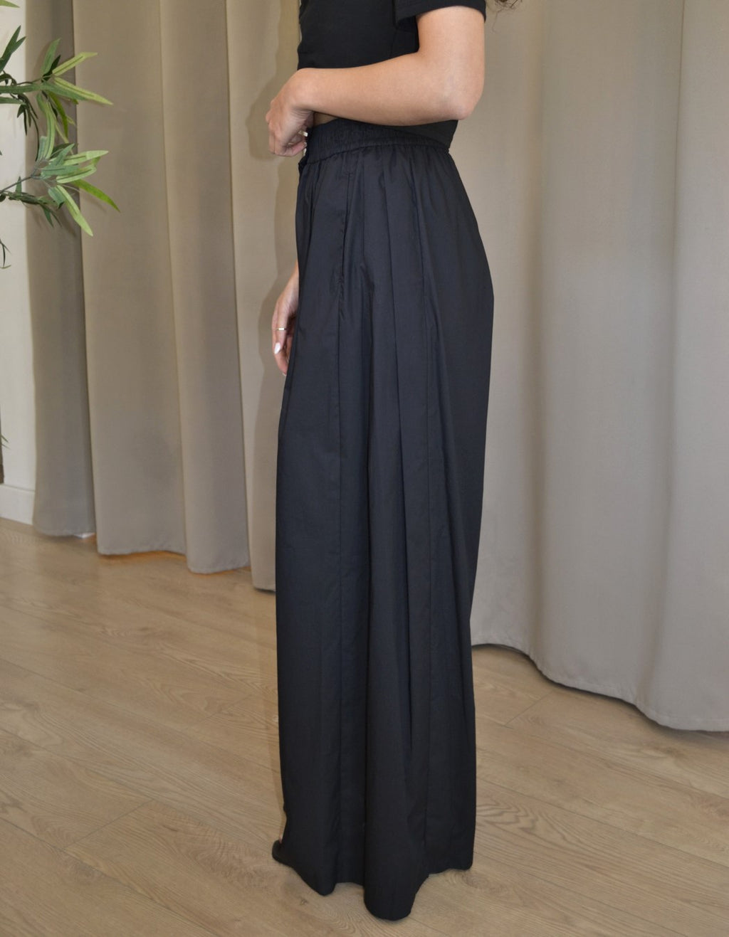 Pantalone Vicolo Airport maxi gamba ampia nero cotone,
vista laterale, Margé Pomezia