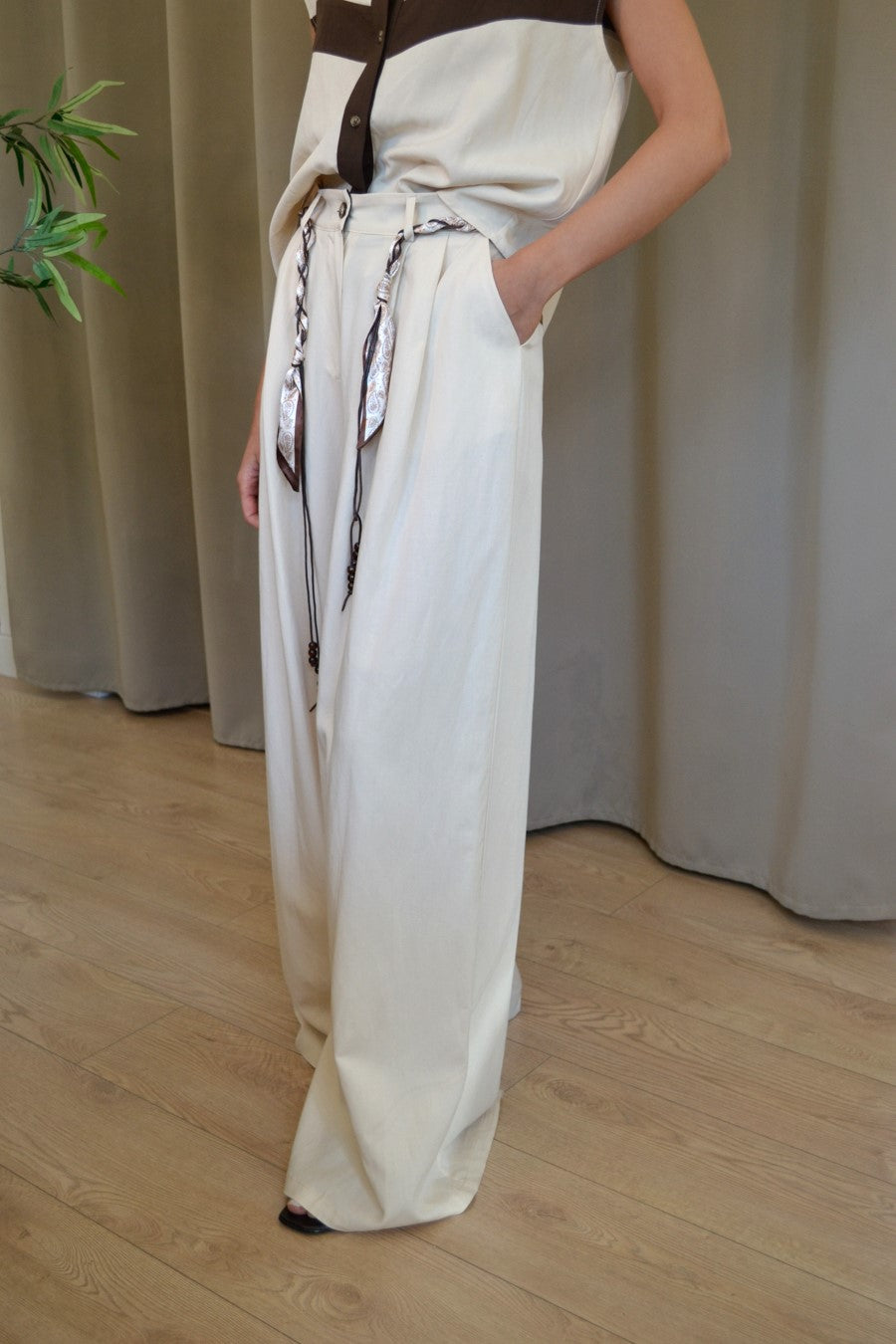 Pantaloni palazzo Vicolo lino beige con cintura foulard
intrecciata, vista laterale, Margé Pomezia