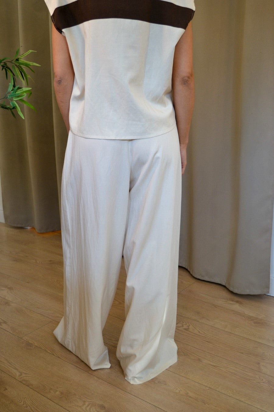 Pantaloni palazzo Vicolo lino beige con cintura foulard
intrecciata, vista posteriore, Margé Pomezia