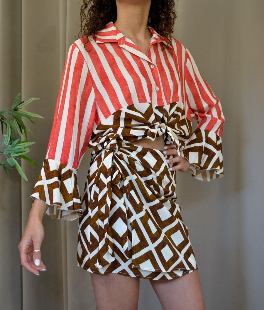 Set Vicolo camicia righe salmone e minigonna geometrica
marrone, vista frontale, Margé Pomezia