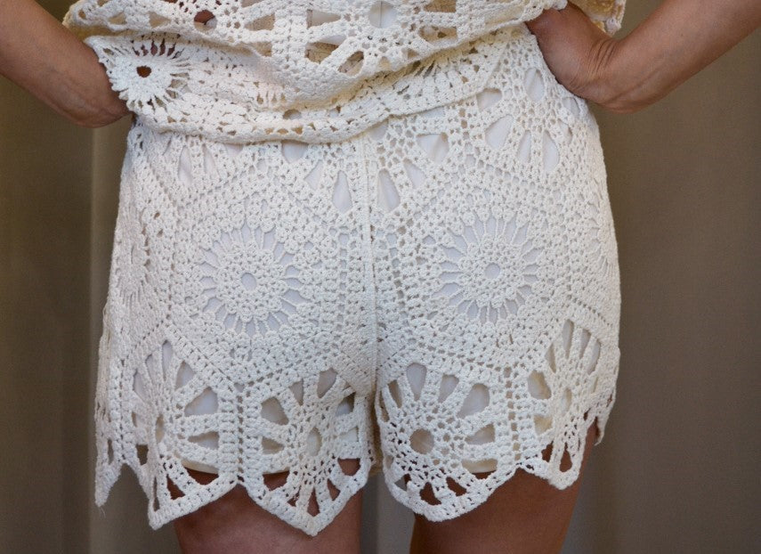 Shorts crochet Have One ecru, dettaglio bordo smerlato
posteriore, Margé Pomezia