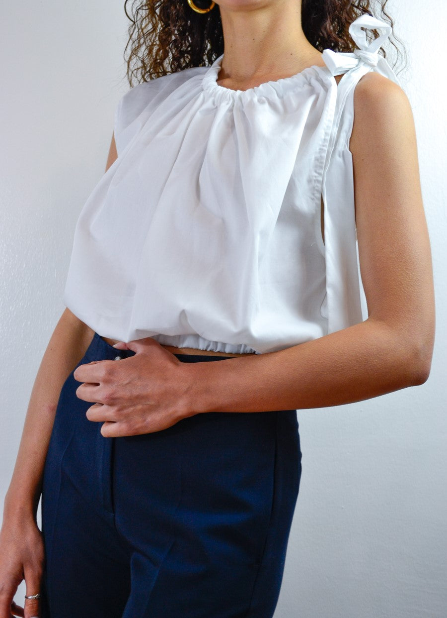 Top Vicolo bianco arricciato con fiocco sulla spalla, vista 
frontale, Margé Pomezia