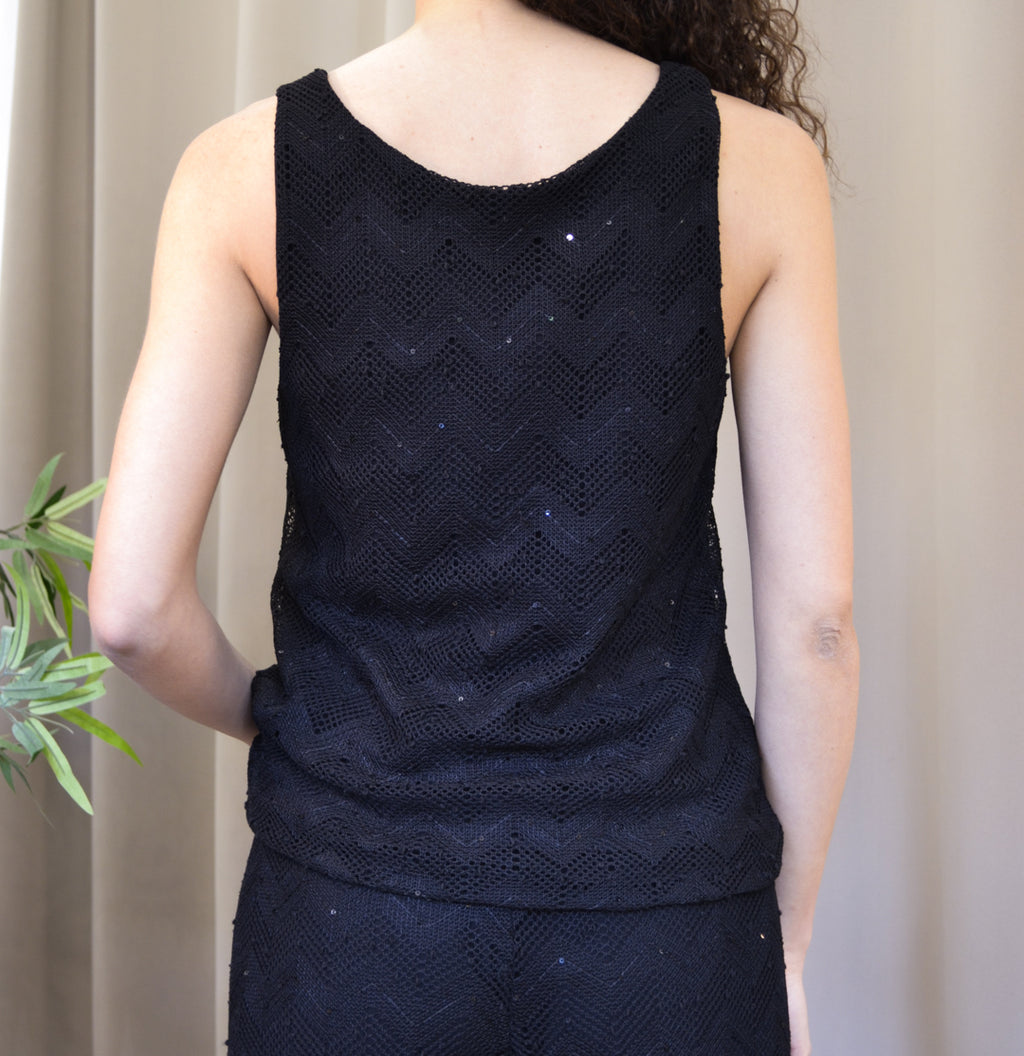 Top a canotta in pizzo zig-zag con micro-paillettes, scollo tondo — Margé Pomezia